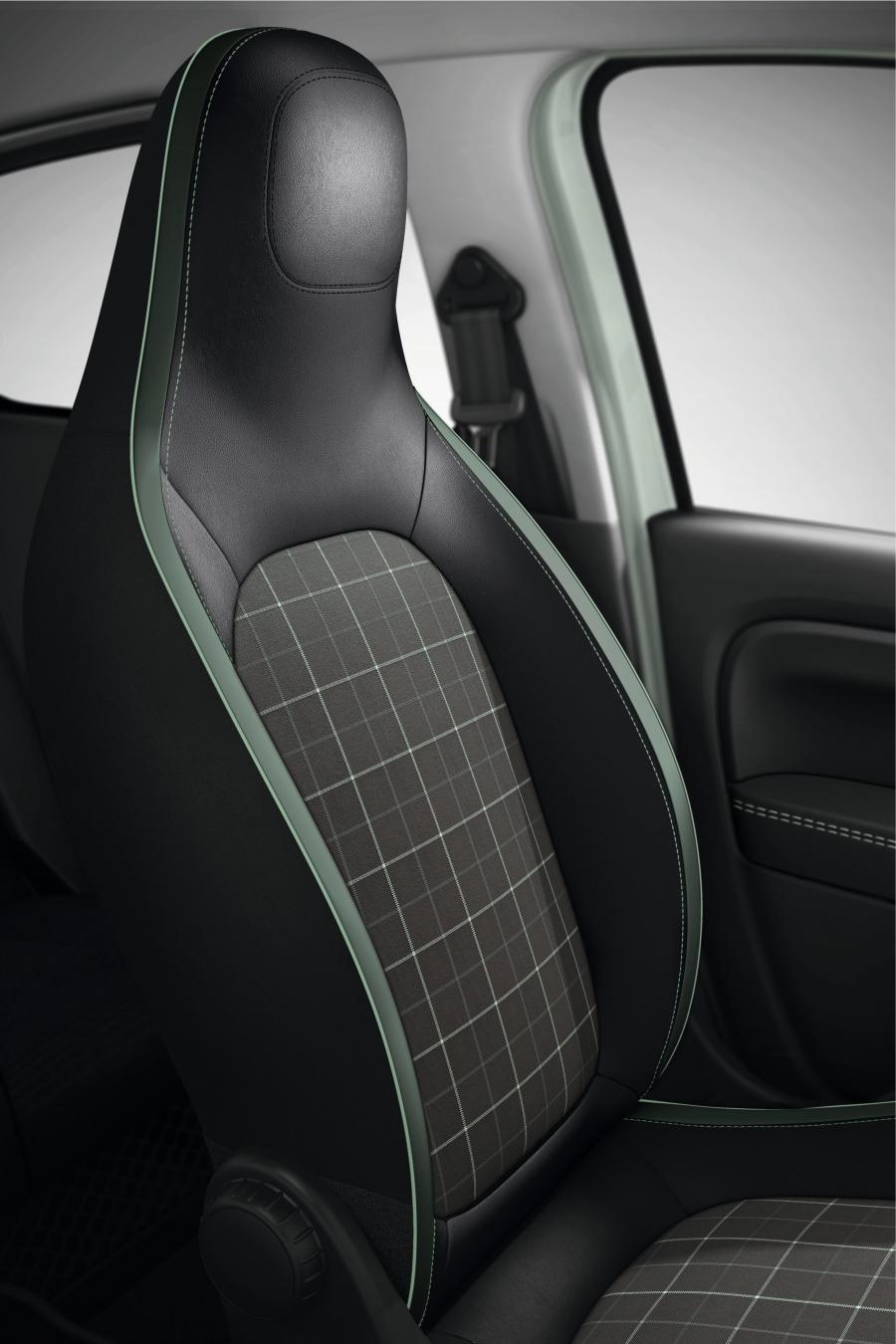 Детали интерьера Renault Twingo La Parisienne 2017 года  (фото 7 из 9)